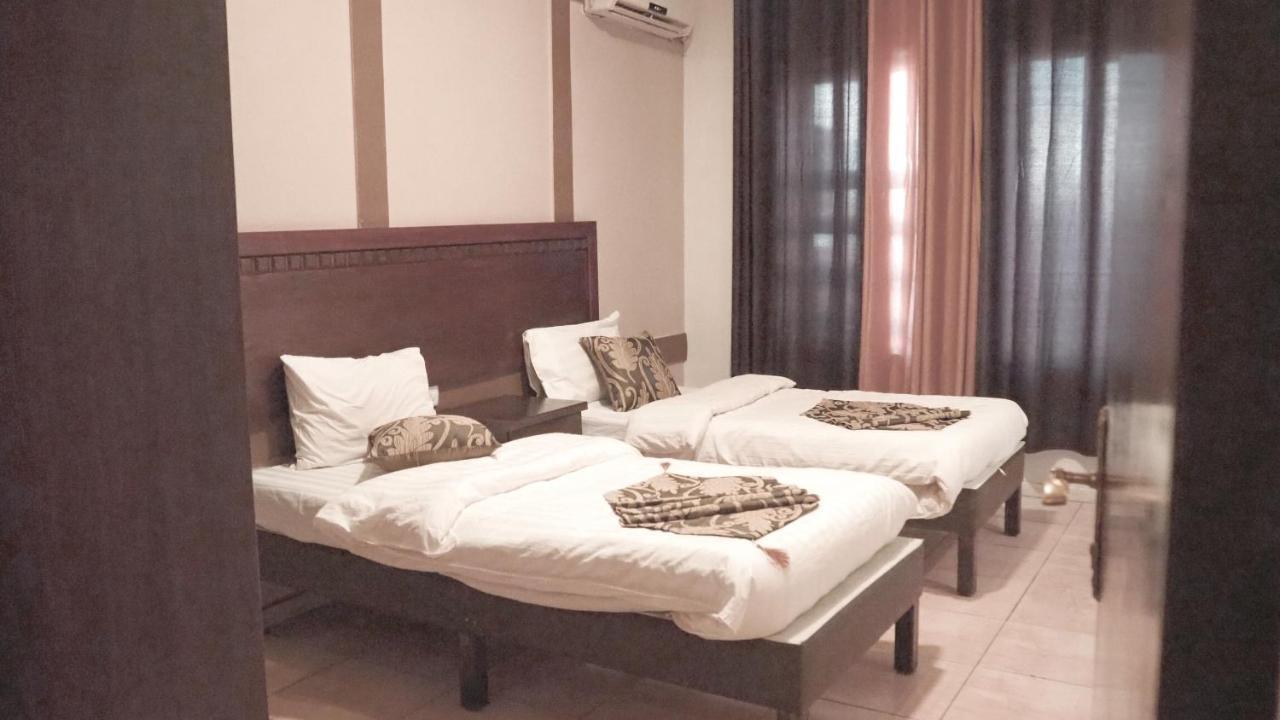 Al Fawanes Hotel Apartments Амман Экстерьер фото